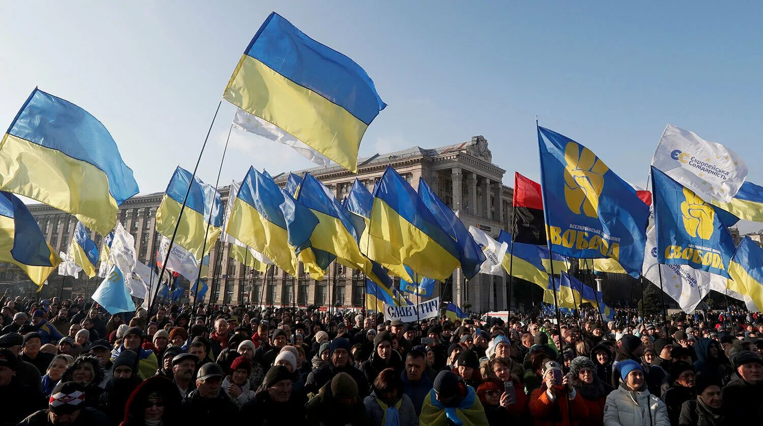 Митинг Украина. Украинцы с флагом. Киев флаг Украины. Украинцы митинг. Киев против россии