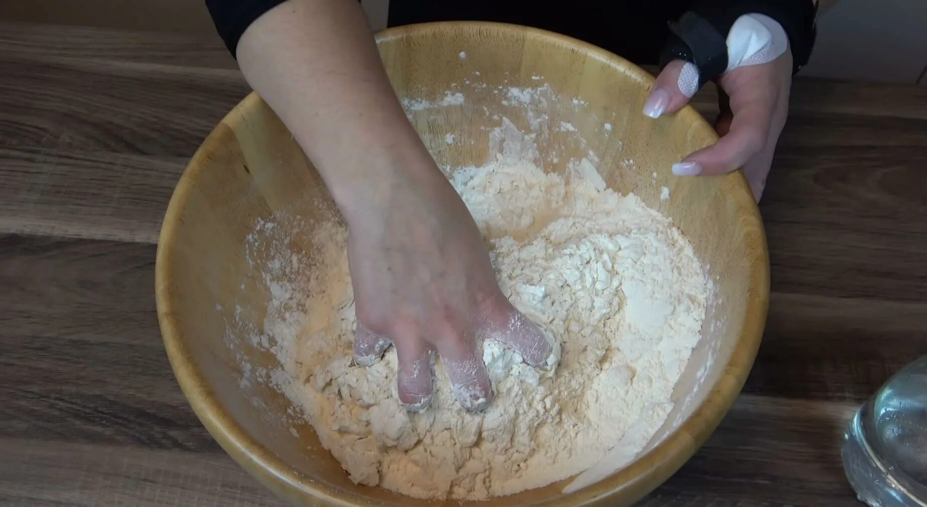 Вытягивает тесто. Как делают сулугуни в Грузии. В чем лучше плавить сулугуни в воде или сыворотке. Как сделать белое тесто для хинкали в домашних условиях.