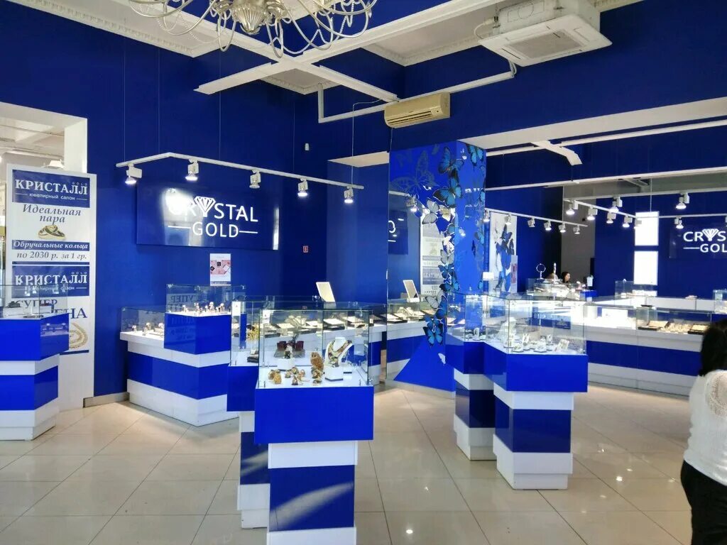 диван в ювелирном магазине.