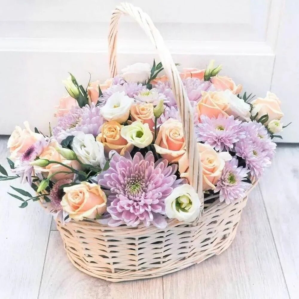 корзина с цветами. корзины из цветов в нежных оттенках. корзина цветов нежная. нежный букет в корзинке. цветы в корзине.