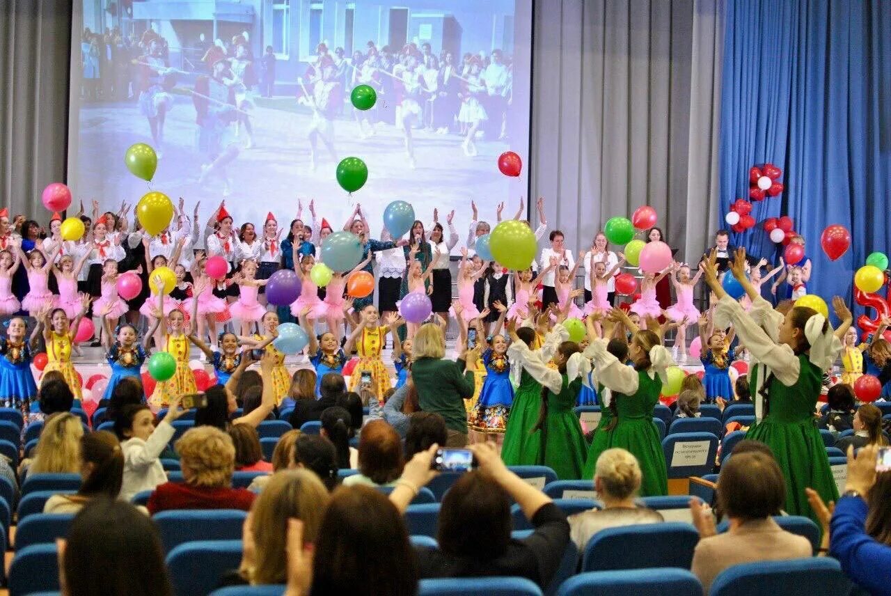 Московский родничок. Учителя школы 2083 Знамя октября. Московская школа 2083. Школа 2083 Москва Остафьево.