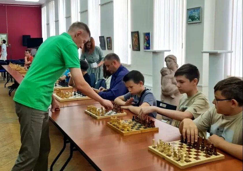 Шахматы для детей. Шахматы "лагерь черных". Преподаватель по шахматам. Шахматы тренировка. Шахматы тренировка.