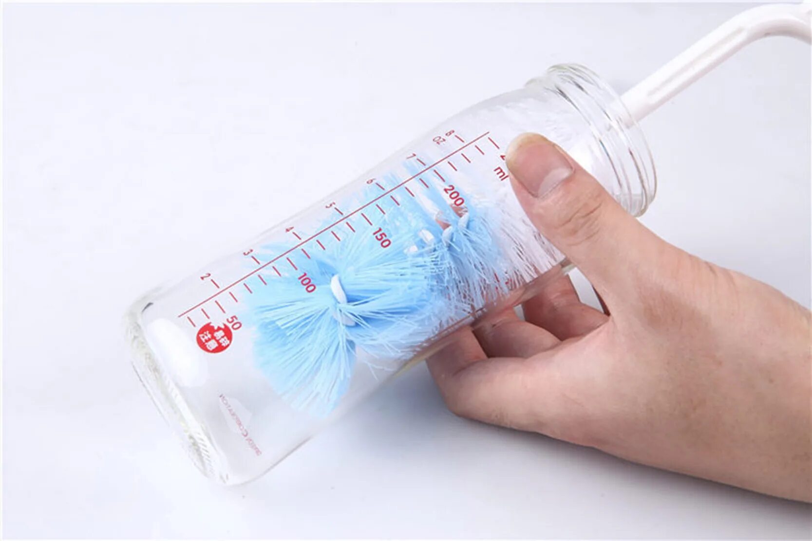 Стерилизация детских бутылочек. Мытье детской бутылок. Щеточка для кормления. Детские бутылочки стерилизация. Мытье пластиковой бутылочки для новорожденных.