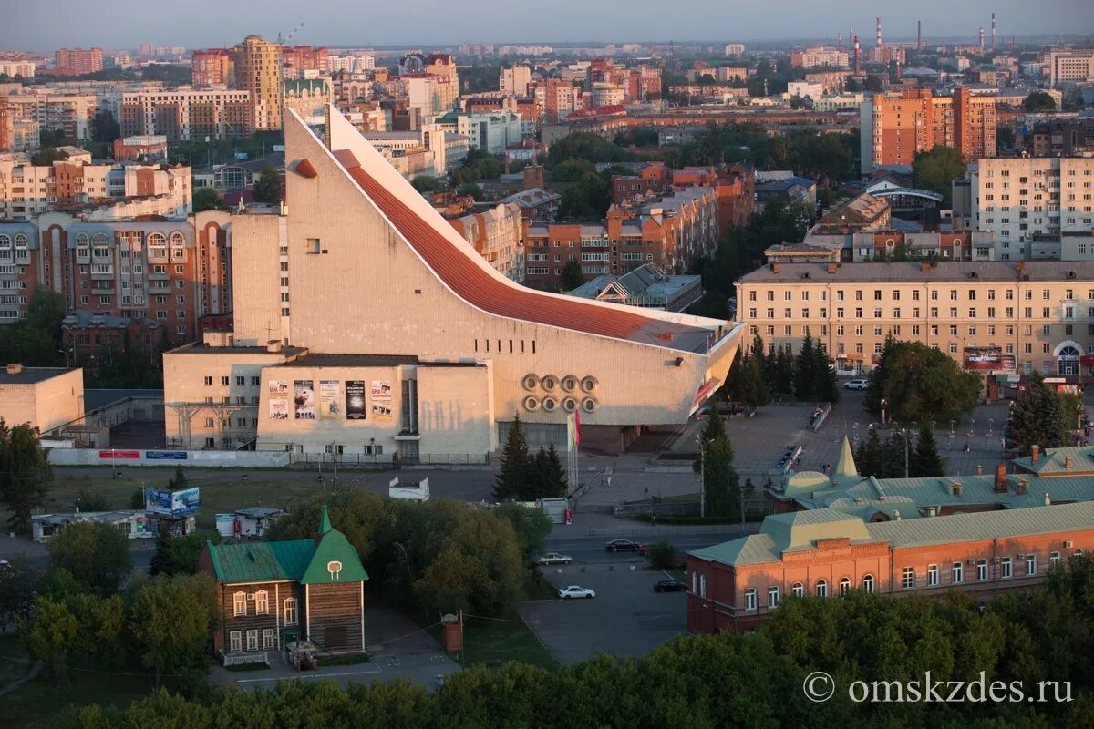 Омск п омский. Омский государственный музыкальный театр. Музыкальный театр трамплин Омск. Достопримечательности Омска музыкальный театр. Крыша музыкального театра Омск.