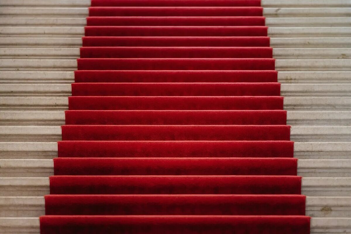 Red step. Ред карпет (Red Carpet),. Красная лестница. Лестница с красной дорожкой. Красные ступени.