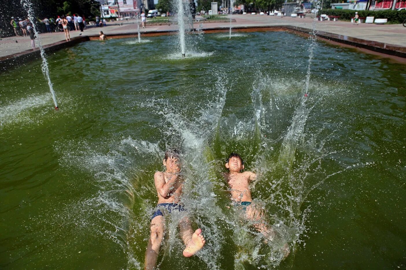 Купание в фонтане. Дети купаются в фонтане. Девушки купаются в фонтане. Фонтанные купания летом. Включи видео купаются