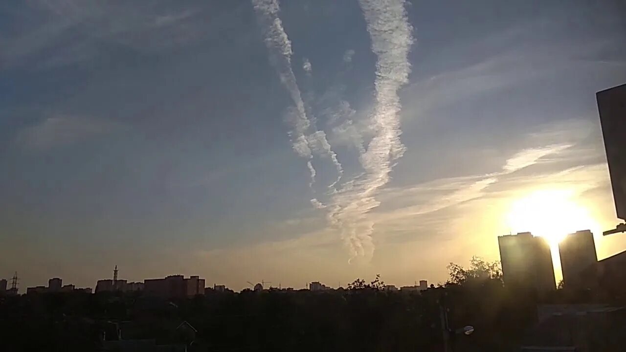 Химтрейлы в небе. Что распыляют с самолетов над москвой. Химтрейлы над москвой. Химтрейлы химиотрассы. Химтрейлы британия.