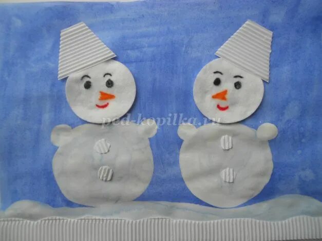 Новогодние поделки средняя группа. Снеговик из ватных дисков аппликация в младшей группе. Аппликация снеговик из ватных дисков. Сненовиксненовик из ватных дисков. Снеговик из ватных дисков.