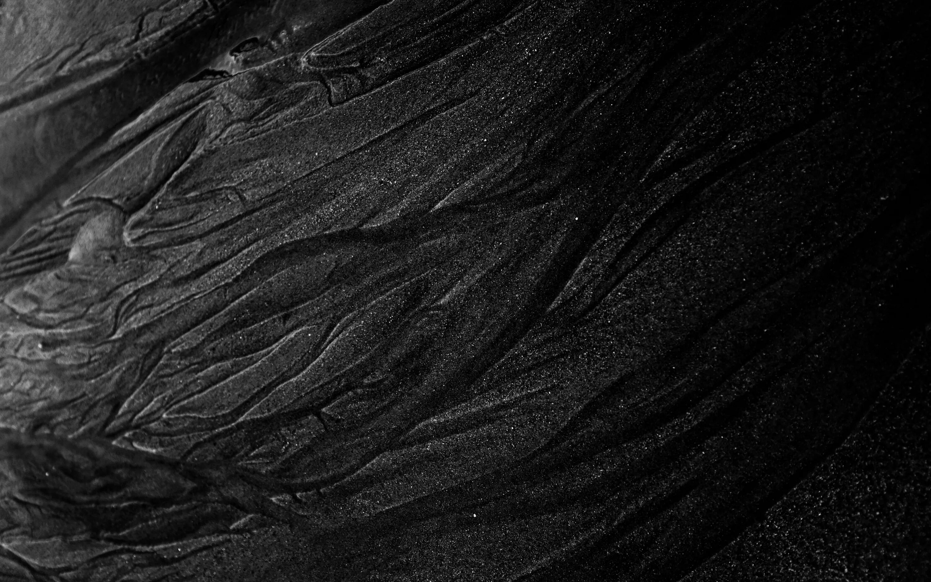 Черный рельефный фон. Песок на черном фоне. Dark sand. Темный песок. Серая пустыня.