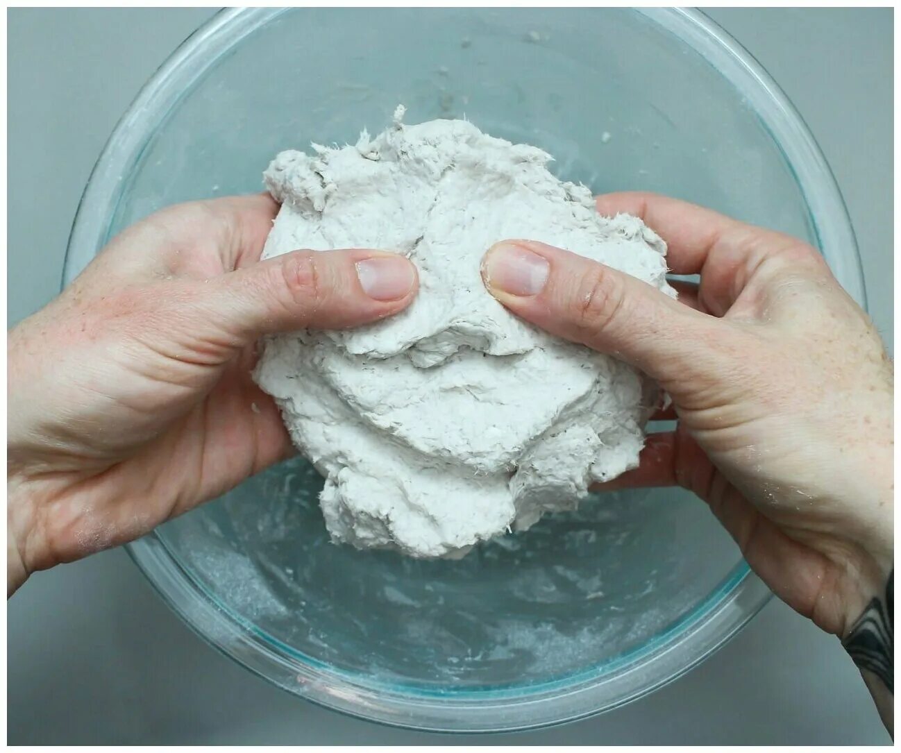 Бумага глина. Глина с бумагой. Папье маше ваза. Лепка из бумажной глины. Бумага глина.