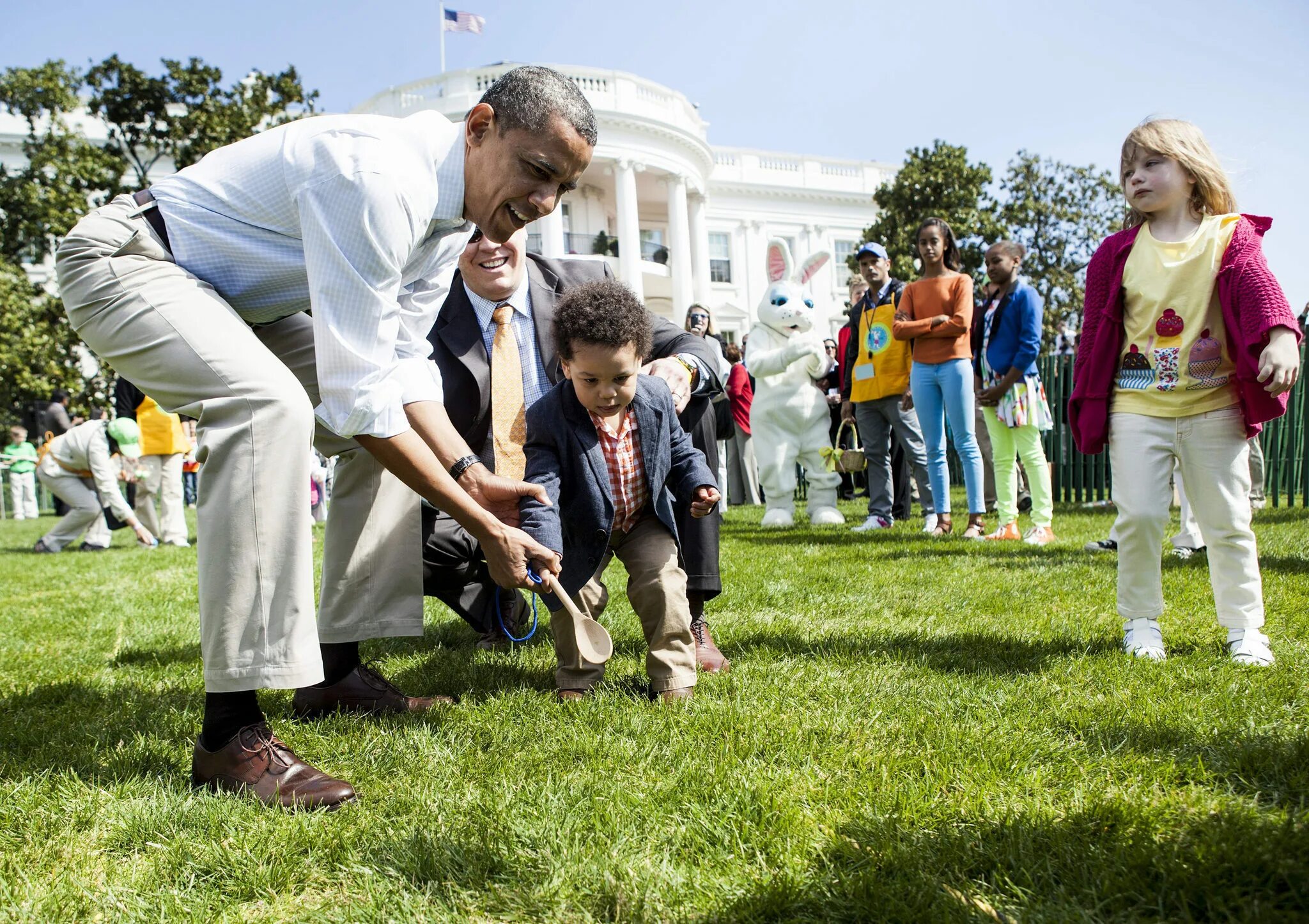 White House Easter Egg Roll. Пасха в Америке. Катание яиц на Пасху. Пасхальное катание яиц у белого дома.