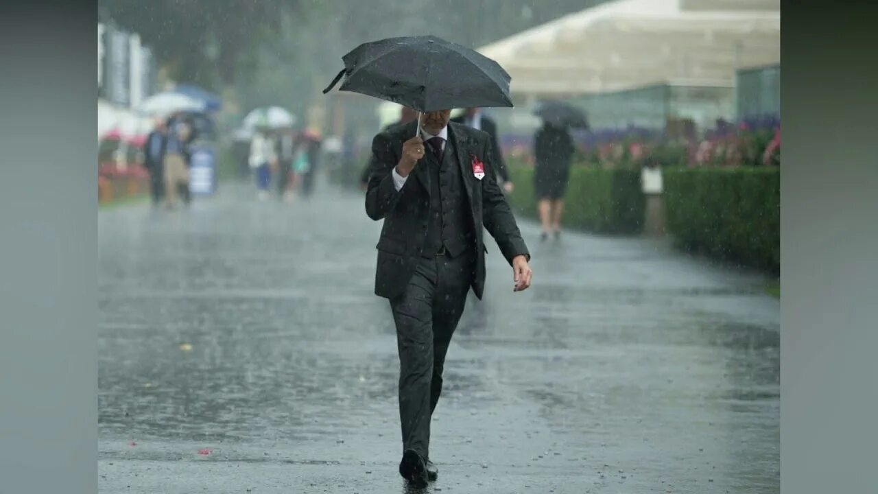 It s raining heavily. Англичанин идущий под дождем. Rainy weather дождь. Человек в пасмурную погоду. Воскресенье дождь.
