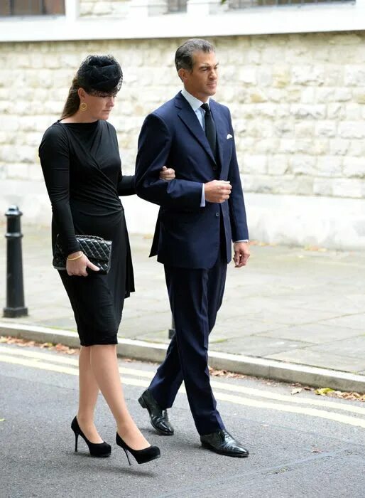 крис корнелл похороны. черный похоронный платок. черный костюм с водолазкой. обязательно ли одевать черный. стиль одежды тотал блэк джоггеры.