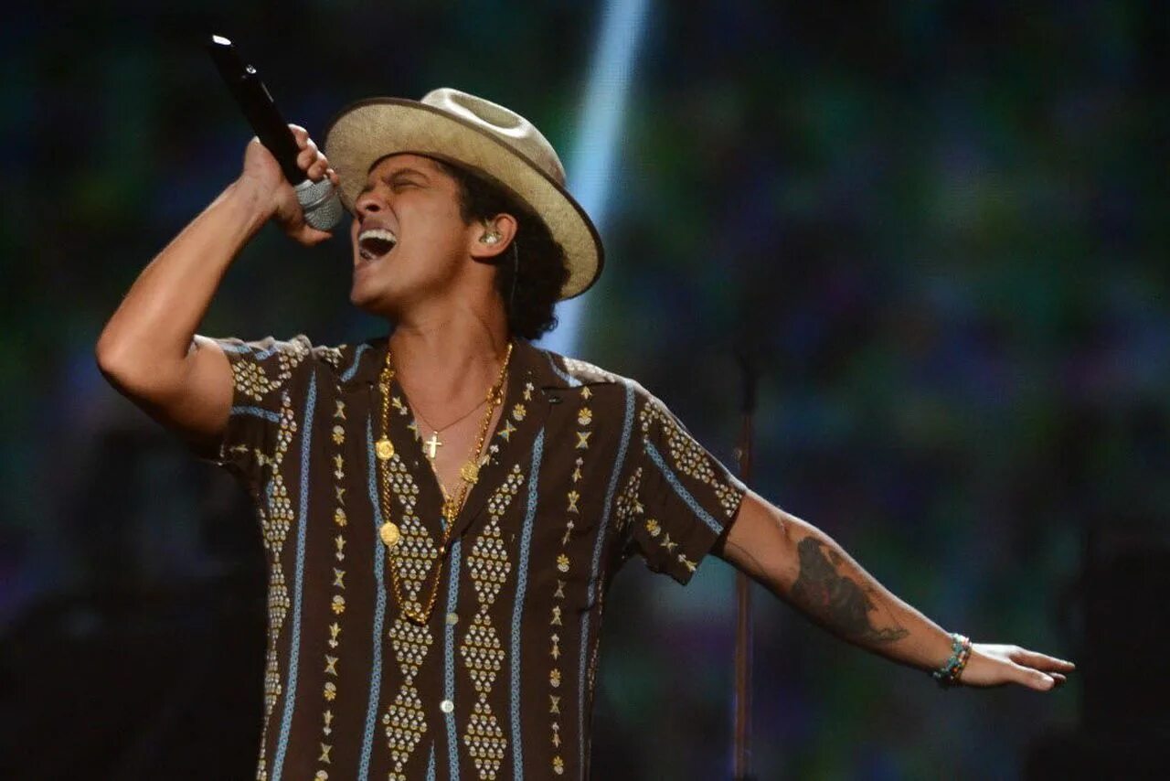 Bruno mars bruninhos theme. Bruno mars live. джонни бруно. bruno mars latest song. бруно на шоу медиум.