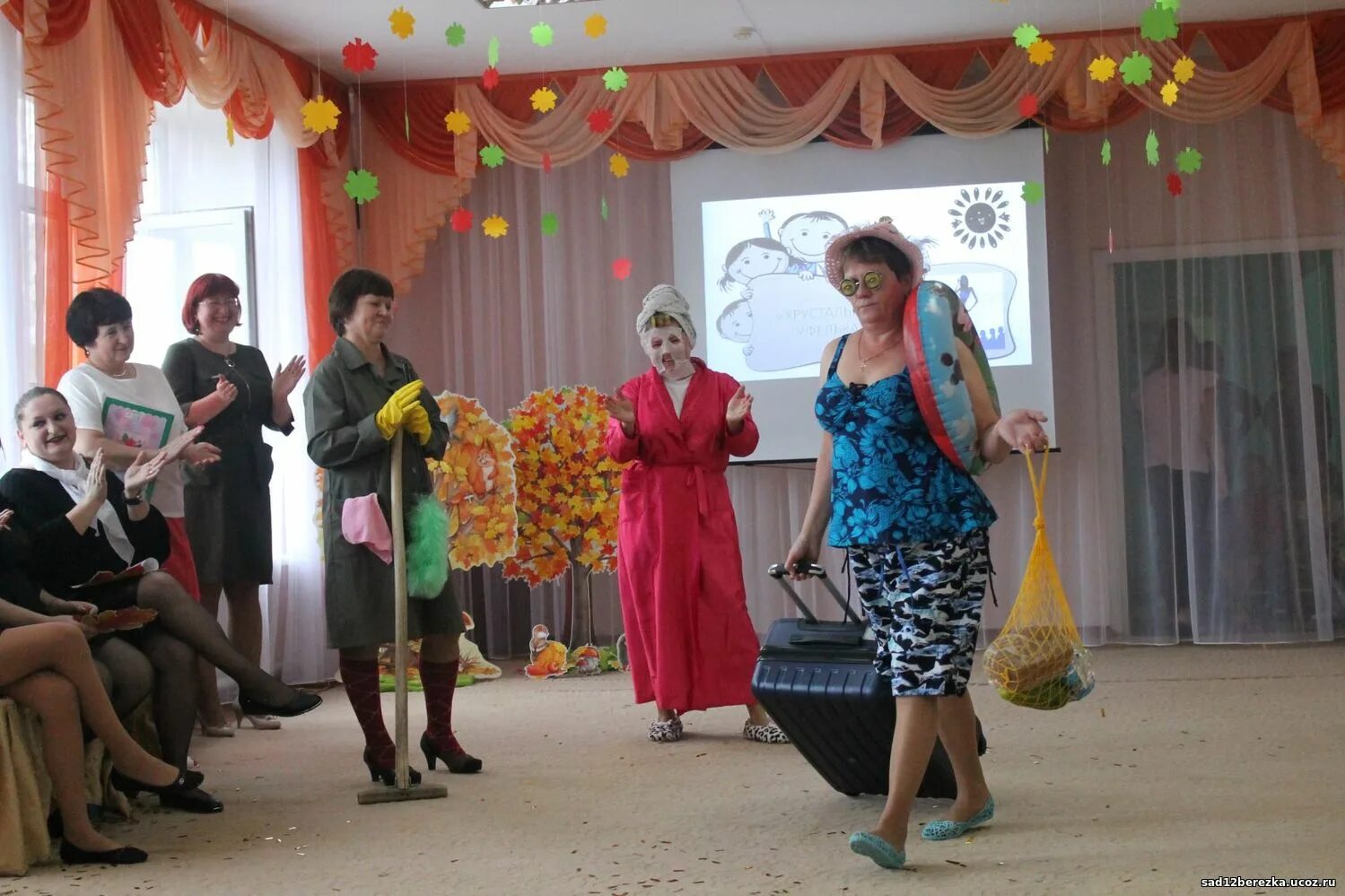 Младший воспитатель в детский сад. Детский сад 2 гагино. Одежда помощника воспитателя в детском саду. Мл воспитатель. Марино младший воспитатель.