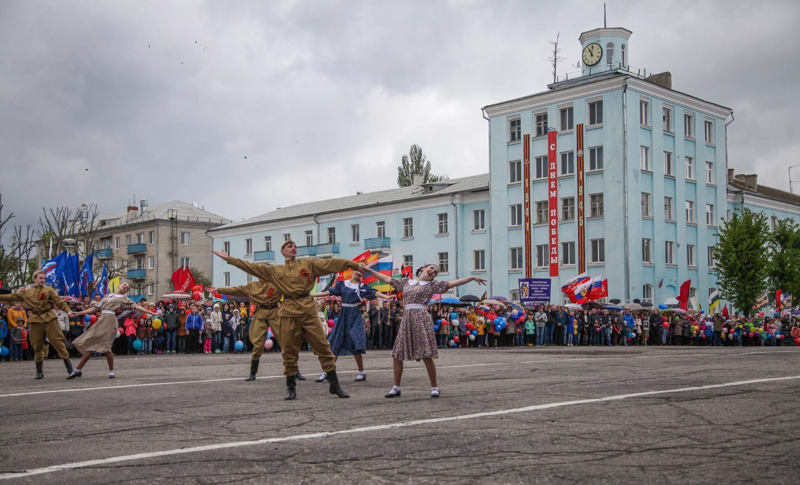 Новозыбков население. 9 Мая Новозыбков. День Победы 2014 Новозыбков. Новозыбков 9 мая парк. 9 Мая Новозыбков 2010 парк.