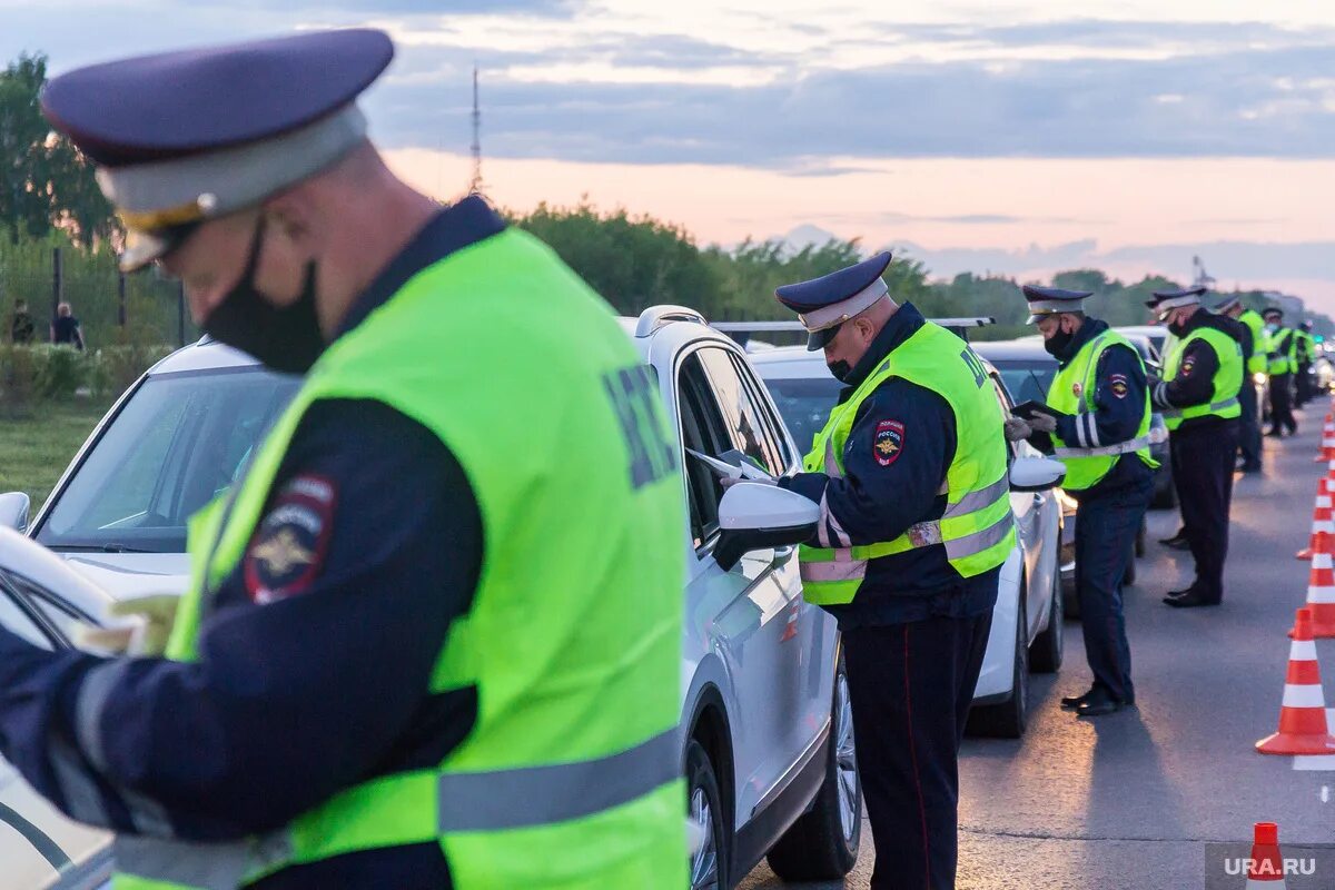 Дпс установило. Сотрудник гибдд. инспектор дпс. полицейский на дороге. рейд дпс магнитогорск.