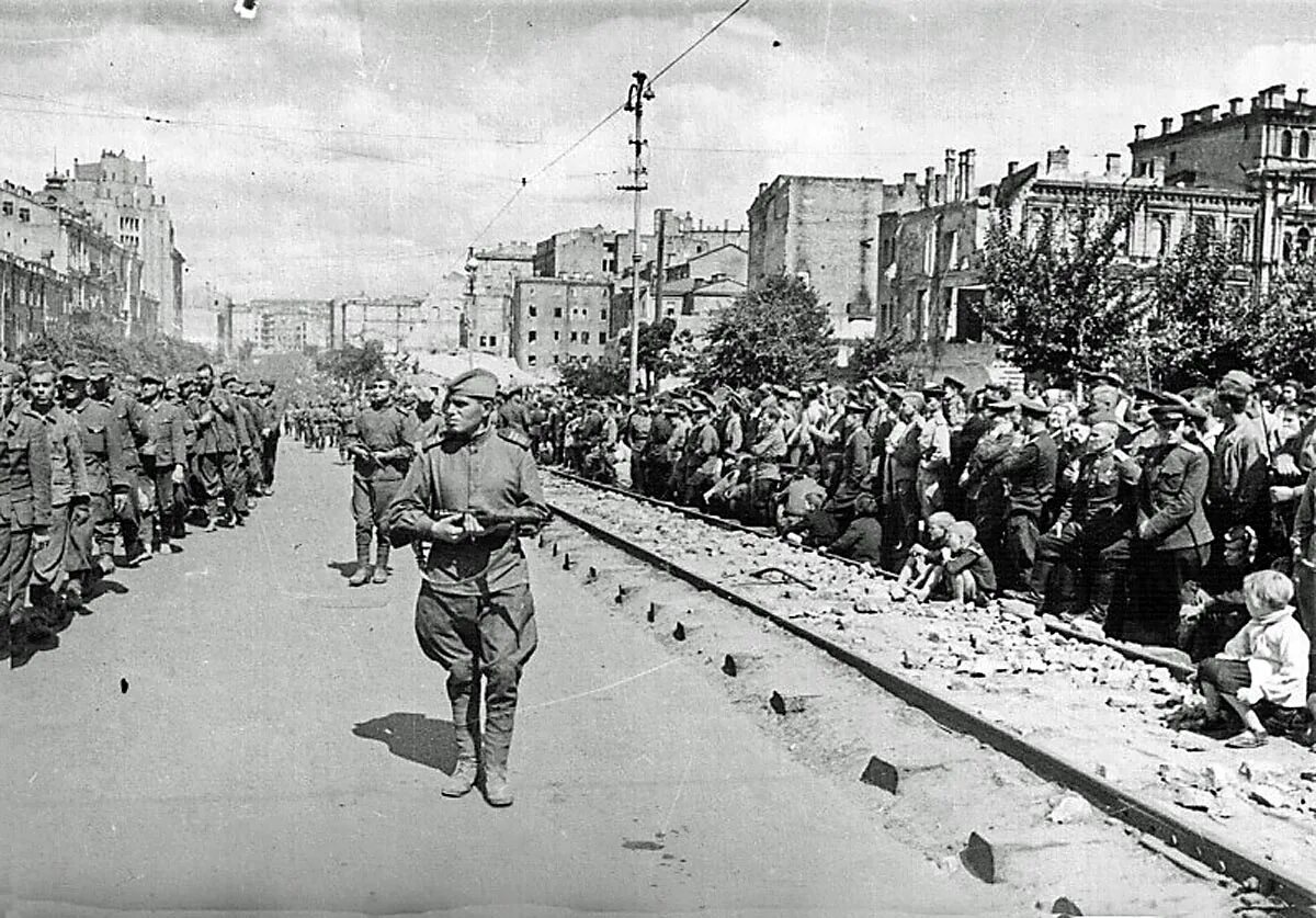 Освобождение киева от фашистских захватчиков. Освобожденный Киев 1943. Освобождение столицы Украины Киева (6 ноября 1943 г.). Освобождение Киева парад 1943. Киев освобожден 6 ноября 1943.