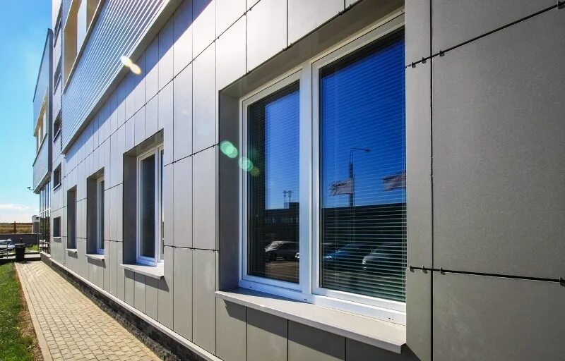 Панельное окно. Композитные фасадные панели. Фасад из композитных панелей. Откос наружный оконный вентфасад. Металлические фасадные панели.