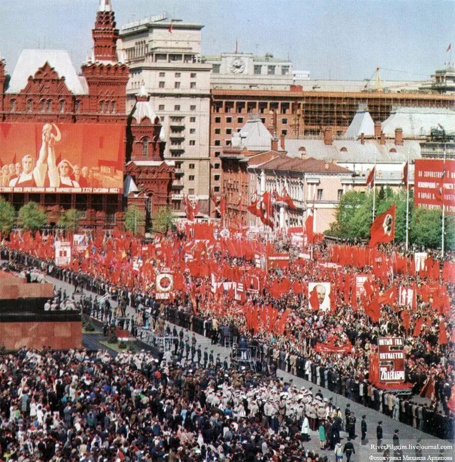 Фото 1 мая ссср. Первомайская демонстрация в СССР. 1 Мая красная площадь СССР. Первомайская демонстрация в СССР 30-Е. 1 Майская демонстрация в СССР.