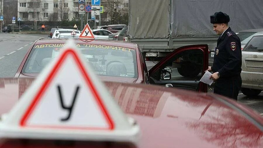 Инспектор на экзамене по вождению. Экзаменатор ГИБДД. ГАИ симф экзаменаторы.