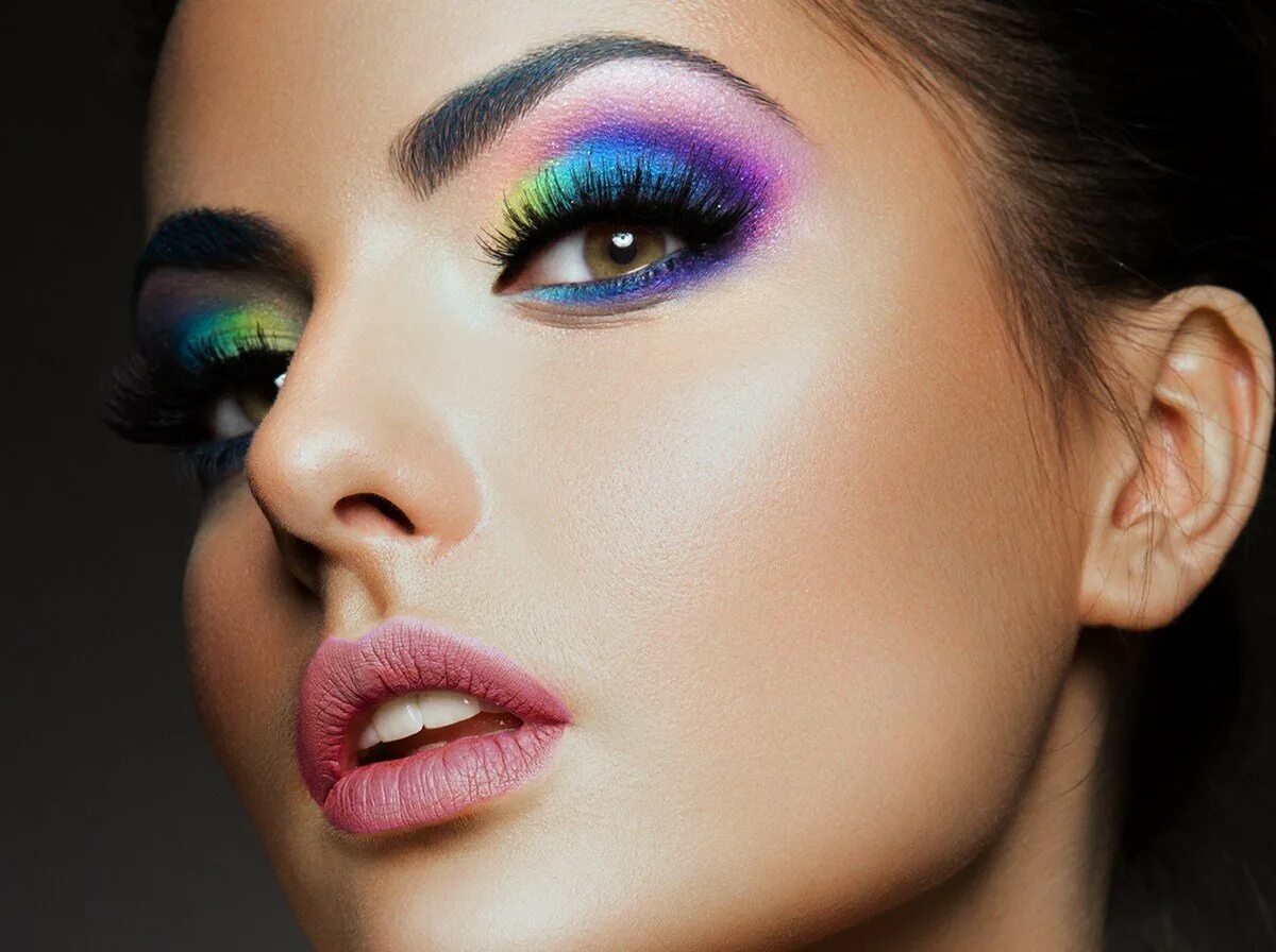 Модный яркий макияж. Разноцветный макияж. Разноцветный макияж глаз. Вероника полюшкина. Яркий макияж.