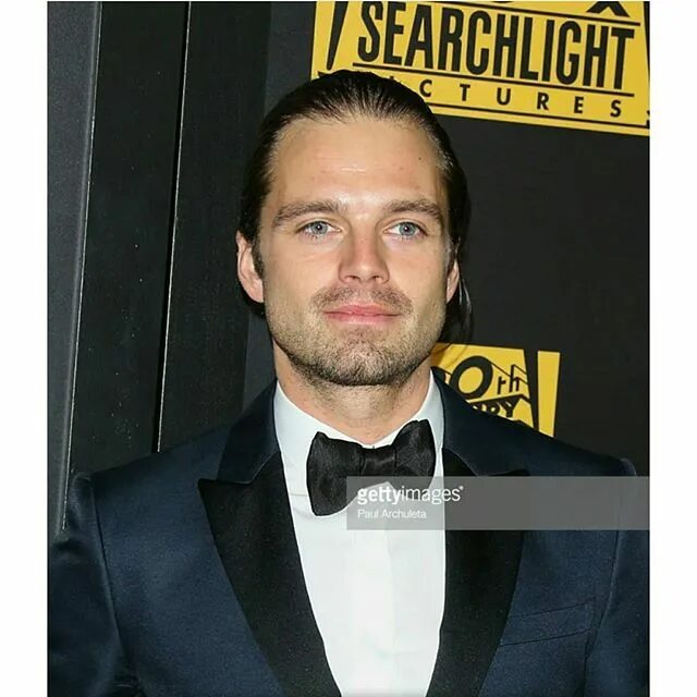 Golden globes 2018 мужчины. Золотой глобус себастьян. Себастиан стэн 2022. Золотой глобус 2023 редмэйн. Золотой глобус себастьян.
