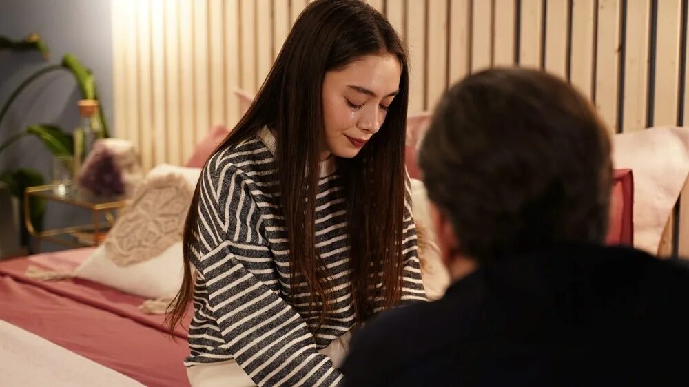 Квартира стоковое фото без людей. Mary elizabeth winstead. Мама с семьей в коридоре. They returned home. Come home late.