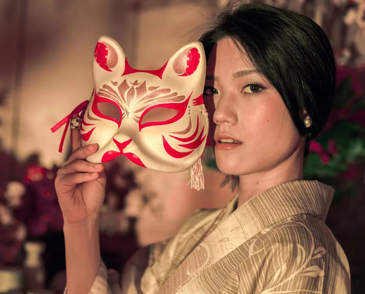 Японская маска кошки. Японская карнавальная маска кицунэ. Ханьфу китайская гейша. Японские маски. Кицунэ в кимоно.