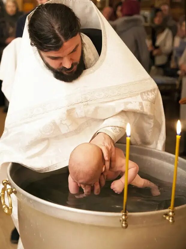 Священник крестит. Патриарх кирилл двоеперстие. Священник крестится. Крещение в иордане израиль. Иерей андрей чиженко.