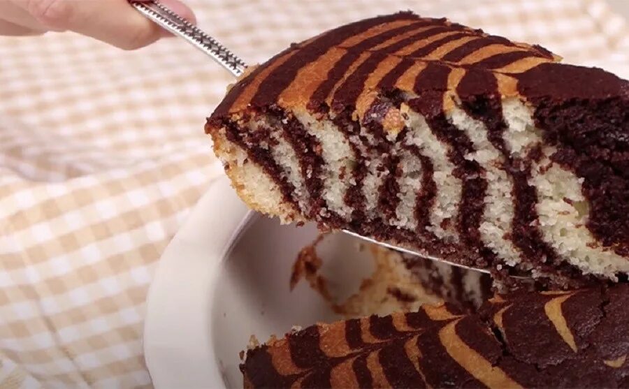 Творожный манник зебра. Пирог зебра на йогурте. Манник на кефире зебра. Торт манник зебра. Пирог манник зебра.