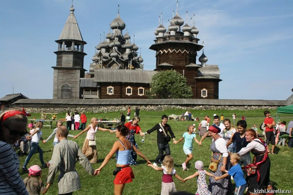 Бесплатные экскурсии сегодня. Остров кижи экскурсии. этнографический парк кижи. кижи туристы. кижи остров с туристами.