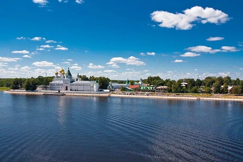 Река Волга в Костроме. Кострома берег Волги. Набережная реки Волга Кострома. Река Волга в городе Кострома. Россия 1 города волга