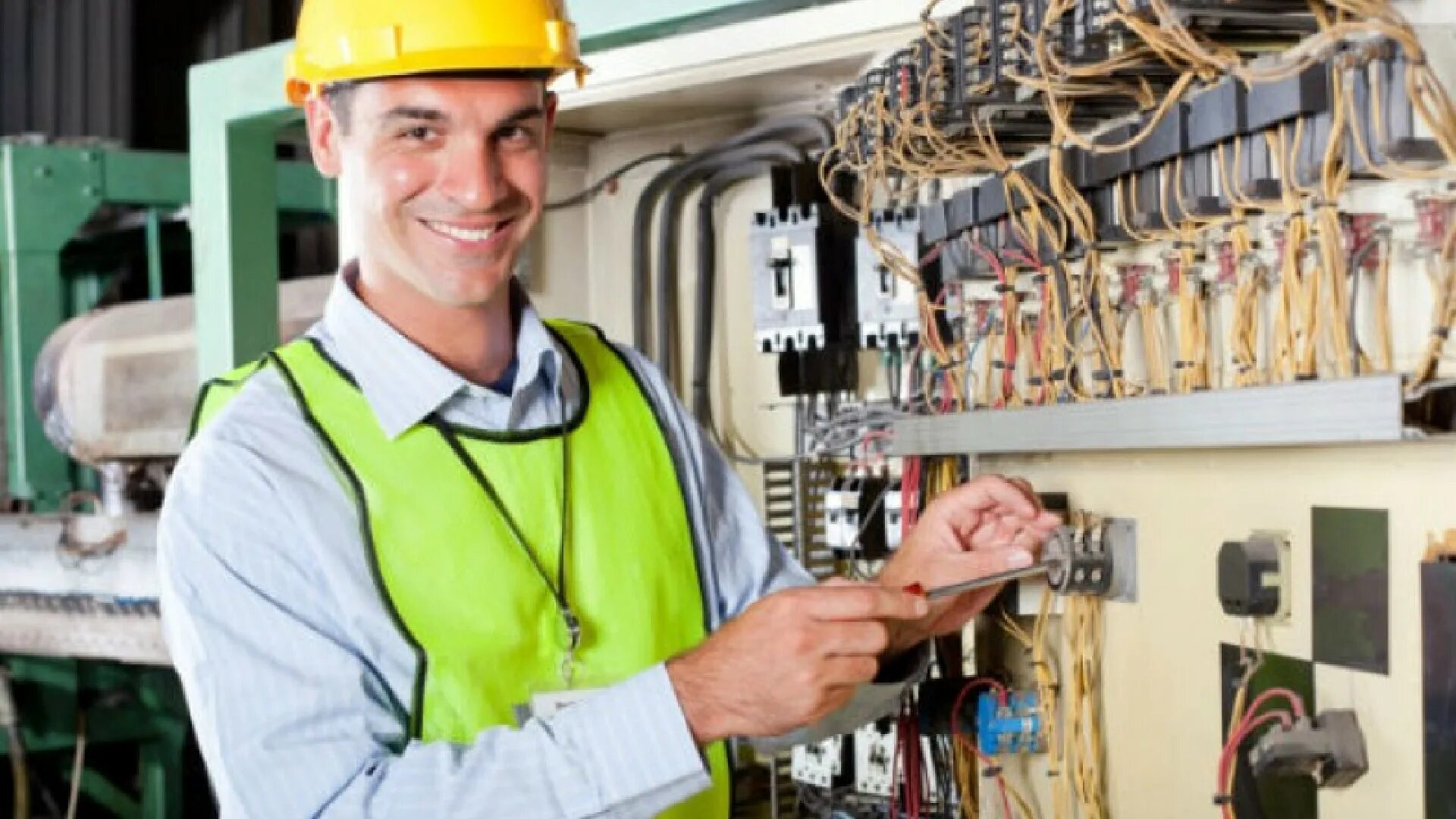 Инженер электрик. Электрики на подстанции. Электромонтер на подстанции. Электромонтажные работы. Бщу тэц 2.