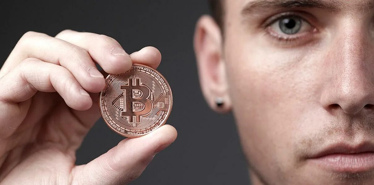 Деньги в физическом представлении. Человек с монетами. Биткоин монета в руках. Биткоин человек. Фото криптовалюты.