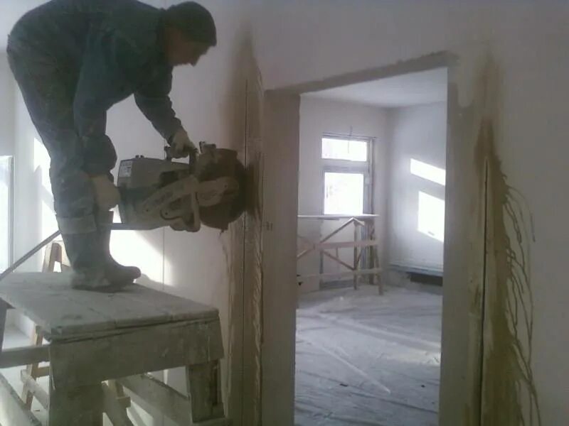 Алмазная резка оконных проемов. Алмазная резка дверных проемов. Демонтаж бетона алмазная резка бетона. Резка проемов в бетоне. Аппарат для демонтажа бетонных стен.