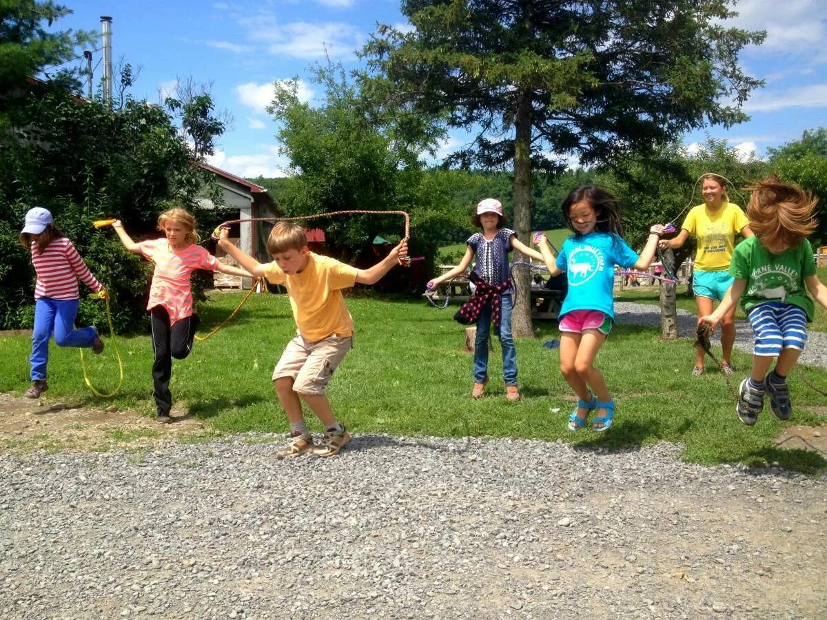 Скакалка для детей. Игры со скакалкой для детей. Прыжки через скакалку эстафета. Прыжки на скакалке дети. Игры со прыжками.