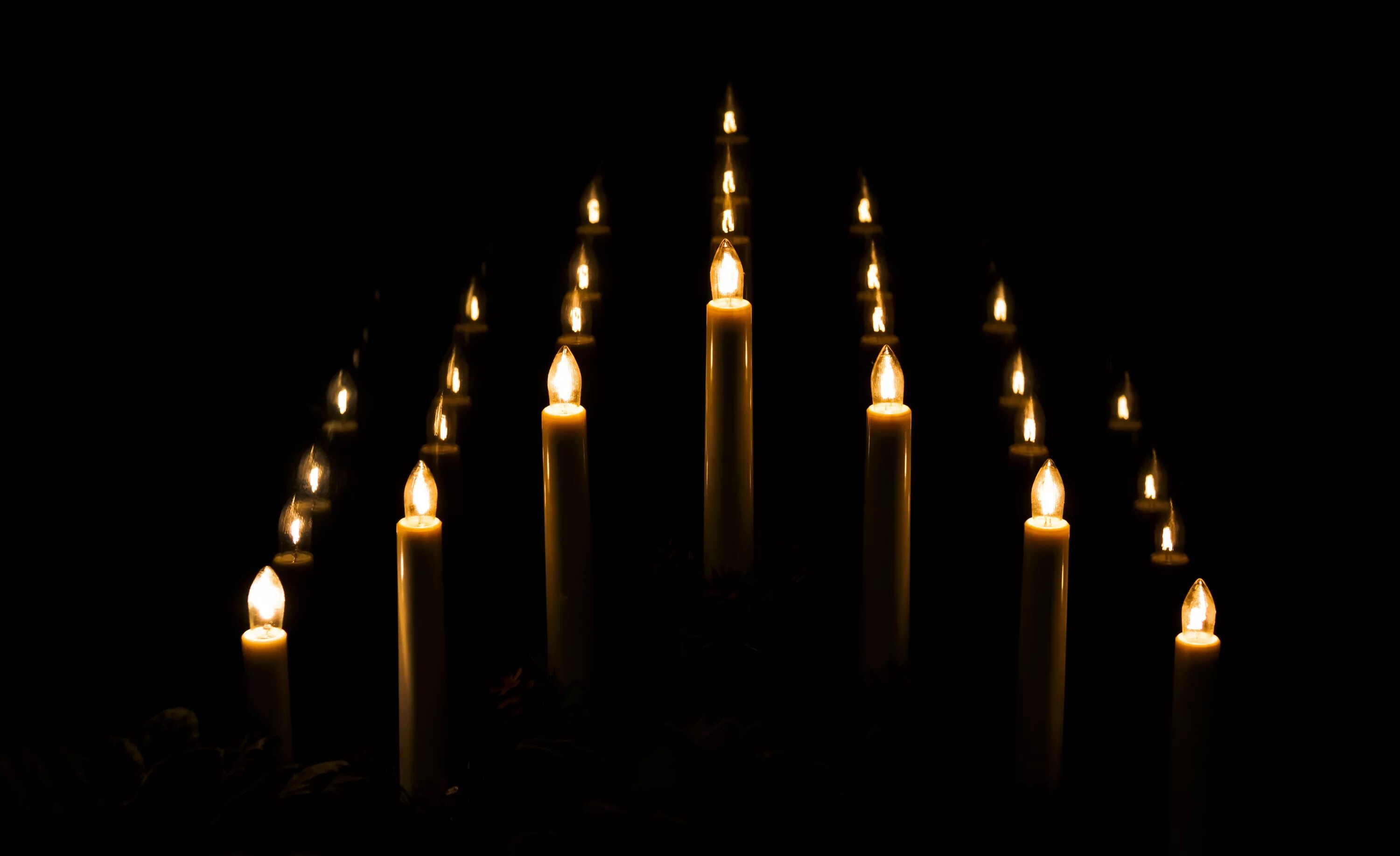 романтические свечи. зажженная свеча. свеча памяти. свечи красиво. красивые свечи.