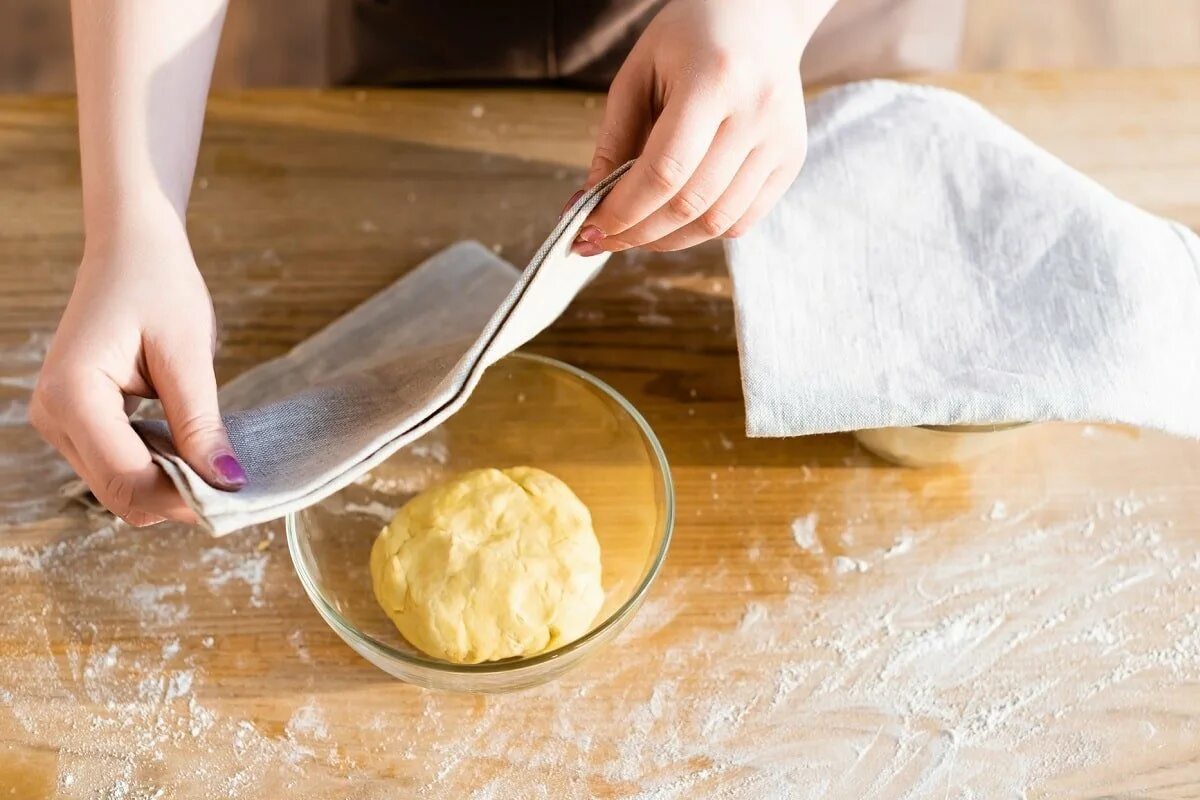 Тесто можно держать в. Замешивание теста. Тесто в миске. Замес теста для хлеба. Женщина замешивает тесто.