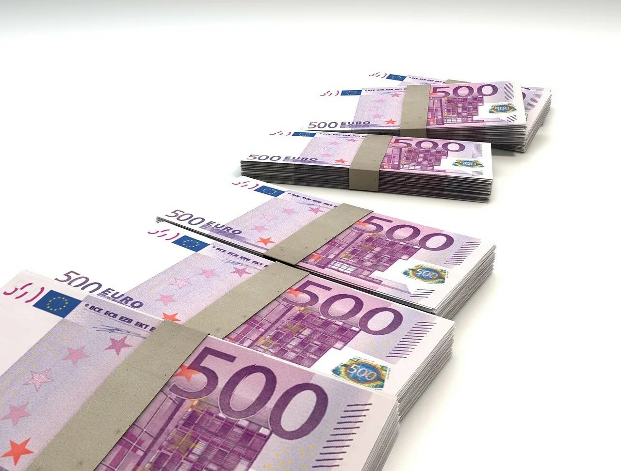 Тысяча евро в долларах. Деньги евро. 500 Евро. Пачки денег евро. Купюры евро.