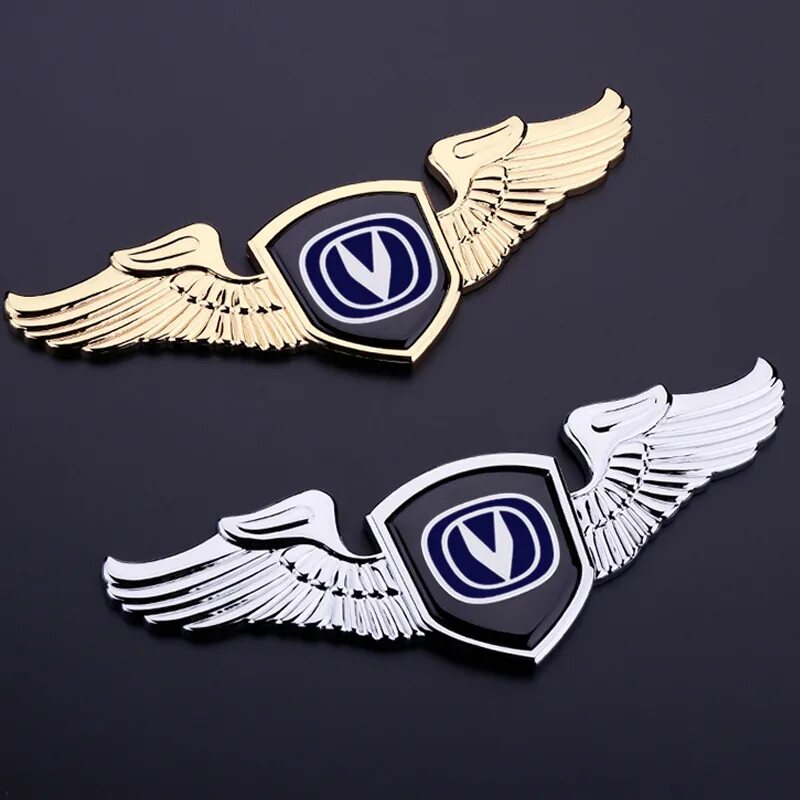 Шильдик с крыльями машина. Шильдик на бак лого harley davidson. Значок на капот ниссан цефиро. Автомобильные эмблемы с крыльями. Шильдики крылья.