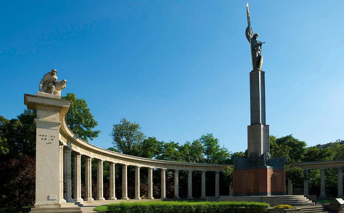 Памятник советским воинам. Памятник советским воинам освободителям в вене. памятник советским воинам в вене австрия. вена памятник советскому солдату. памятник солдату освободителю в вене.
