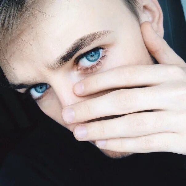 Глаза мужские. Мальчик с голубыми глазами. Голубые глаза Эстетика парень. Парень с голубыми глазами.