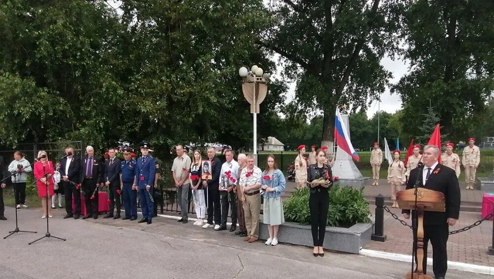 Новости брянской области о войне брянска последние. Посёлок локоть администрация. Локоть Брянская область ветераны. Школа 2 Брасовский район поселок локоть. Фото локоть Брасовский район.