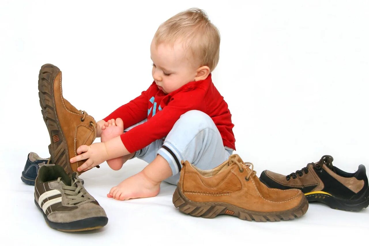 Детская обувь. Одежда и обувь для детей. Детские ноги в обуви. Детский обувь мальчику. Медленно одевается