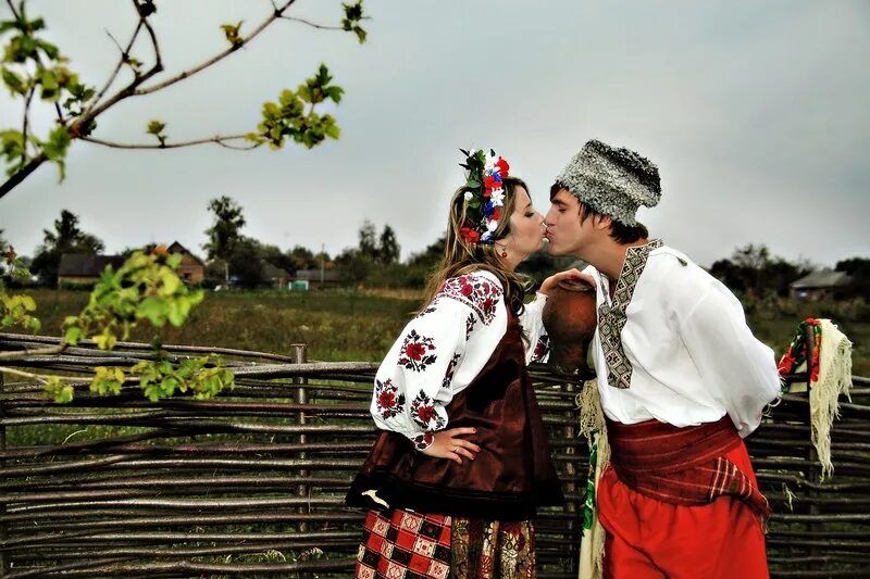 Слушать веселые украинские. Украинская свадьба. Украинские Свадебные традиции. Национальный костюм украинцев. Свадебный костюм украинцев.