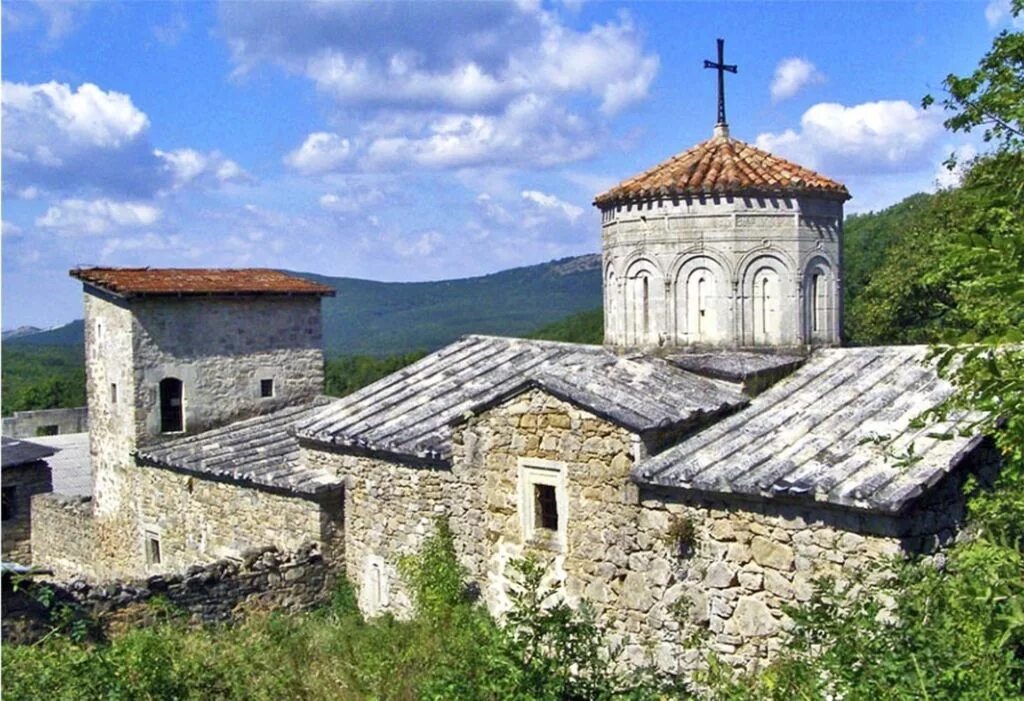 Сурб-хач старый крым. Сурбе армянский. Древний армянский монастырь сурб-хач. Сурбе армянский. Ахалцихе церковь сурб.