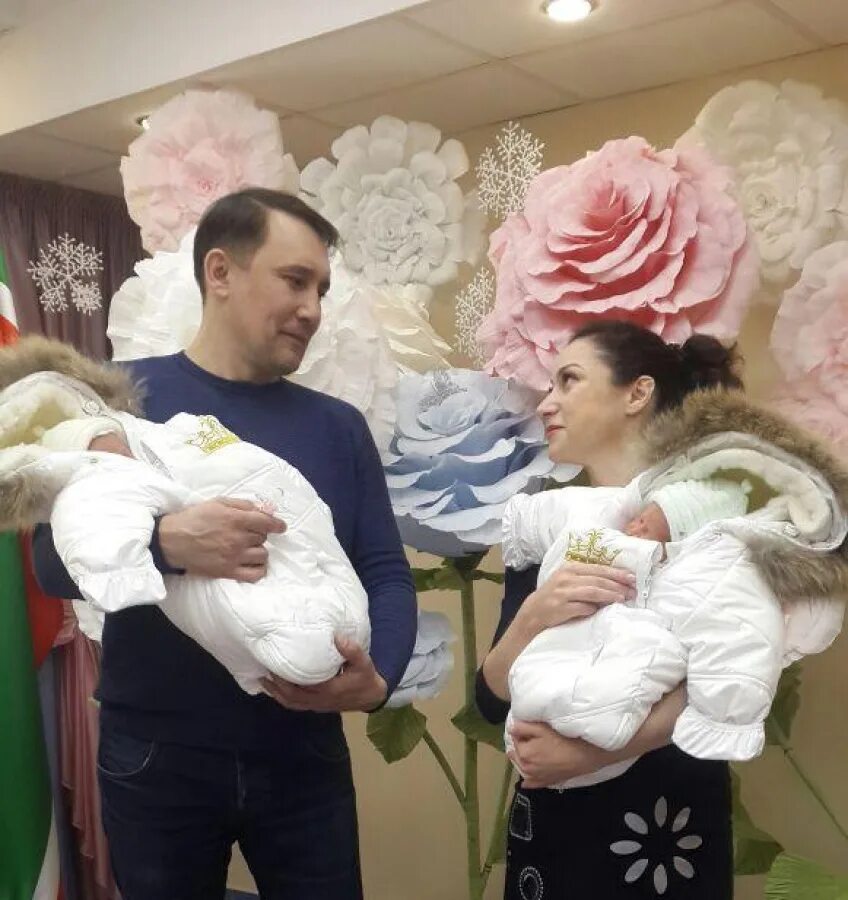 конверт на выписку. выписка двойни из роддома мальчики. выписка двойни. выписка двойни. выписка близнецов.