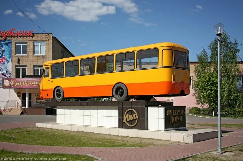 Монумент автобус