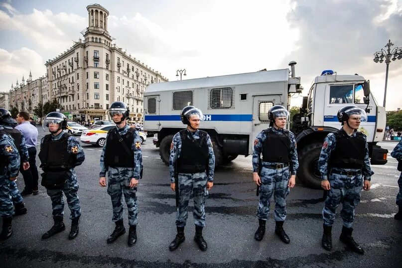 Читать омоне. Оцепление полиции. ОМОН оцепление. Полиция ОМОН. ОМОН Москва.